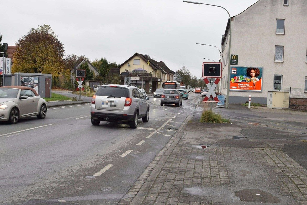 Bahnhofstr. 151 (quer am Giebel)