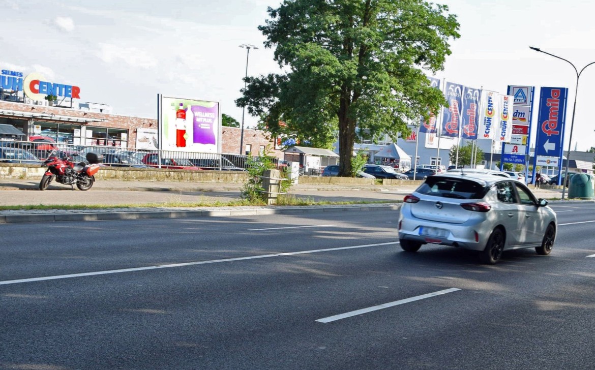 Schwartauer Landstr. 4 /Famila/Einfahrt/Sicht Str (rts)