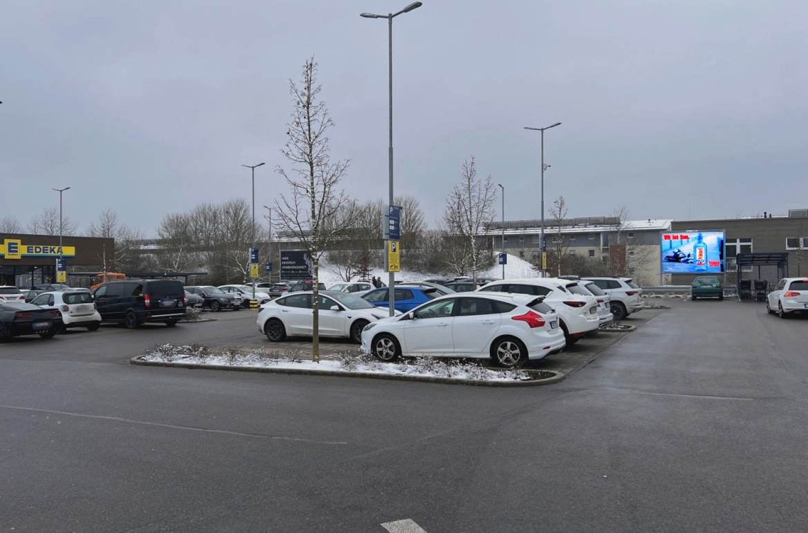 Albert-Schweitzer-Str. 70 /Edeka/geg. Einfahrt