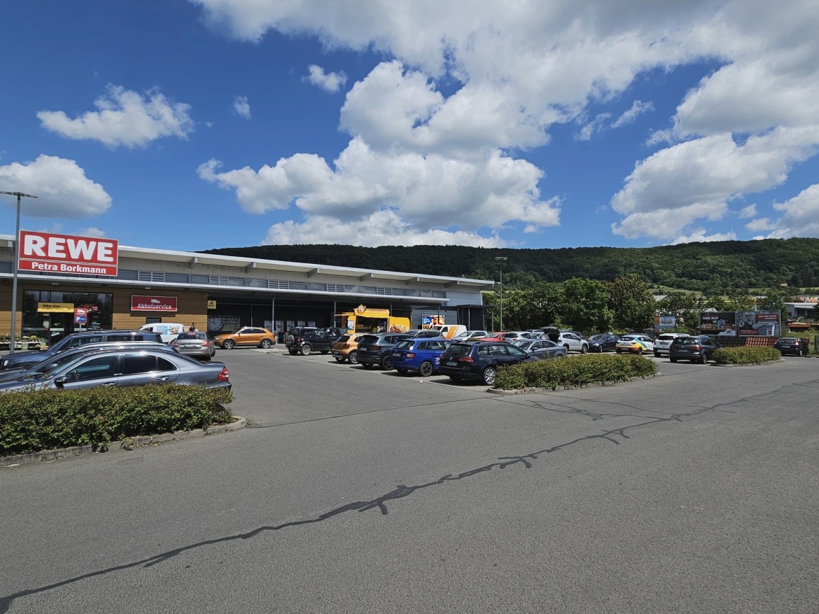 Feldabahnstr. 6 /Rewe/rts vom Eingang