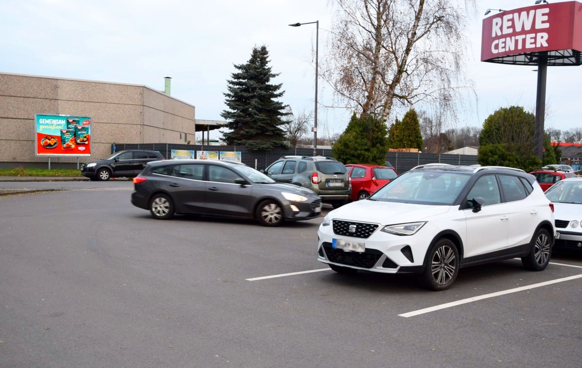 Magdeburger Str. 2/geg. Rewe/Einfahrt (rts)