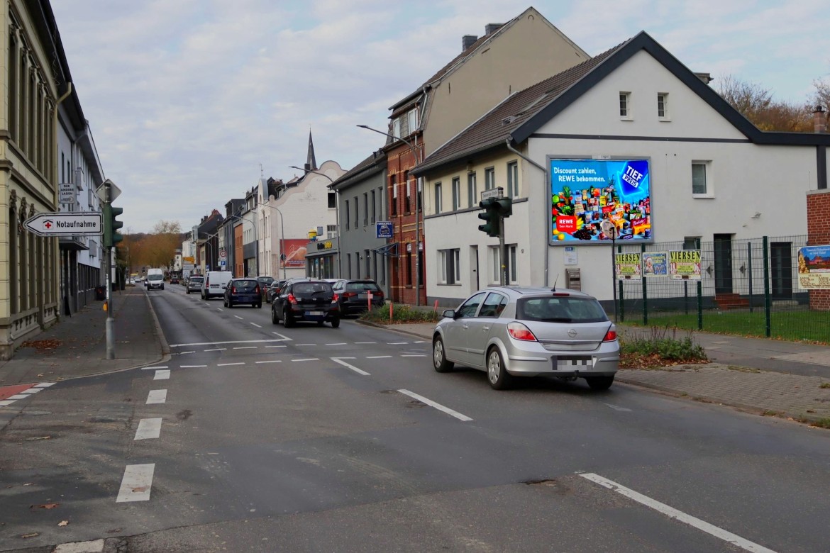 Tönisvorster Str. 57/Zufahrt Lidl (quer am Giebel)