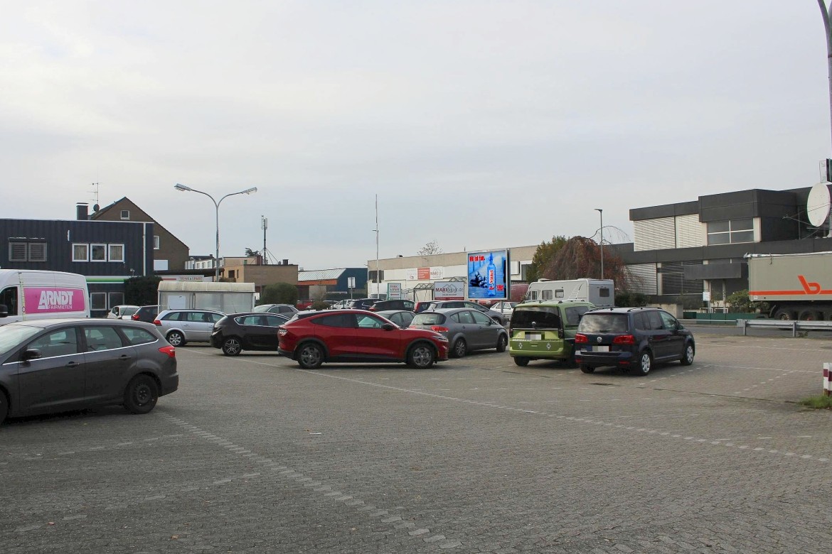 Porschestr. 16 /Trink & Spare/Einfahrt (Sicht Markt)