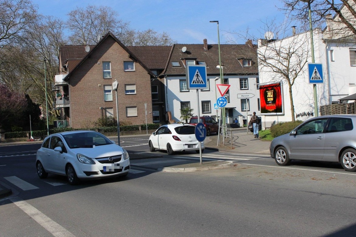 Buschstr. 14/bei Kreisel (quer am Giebel)