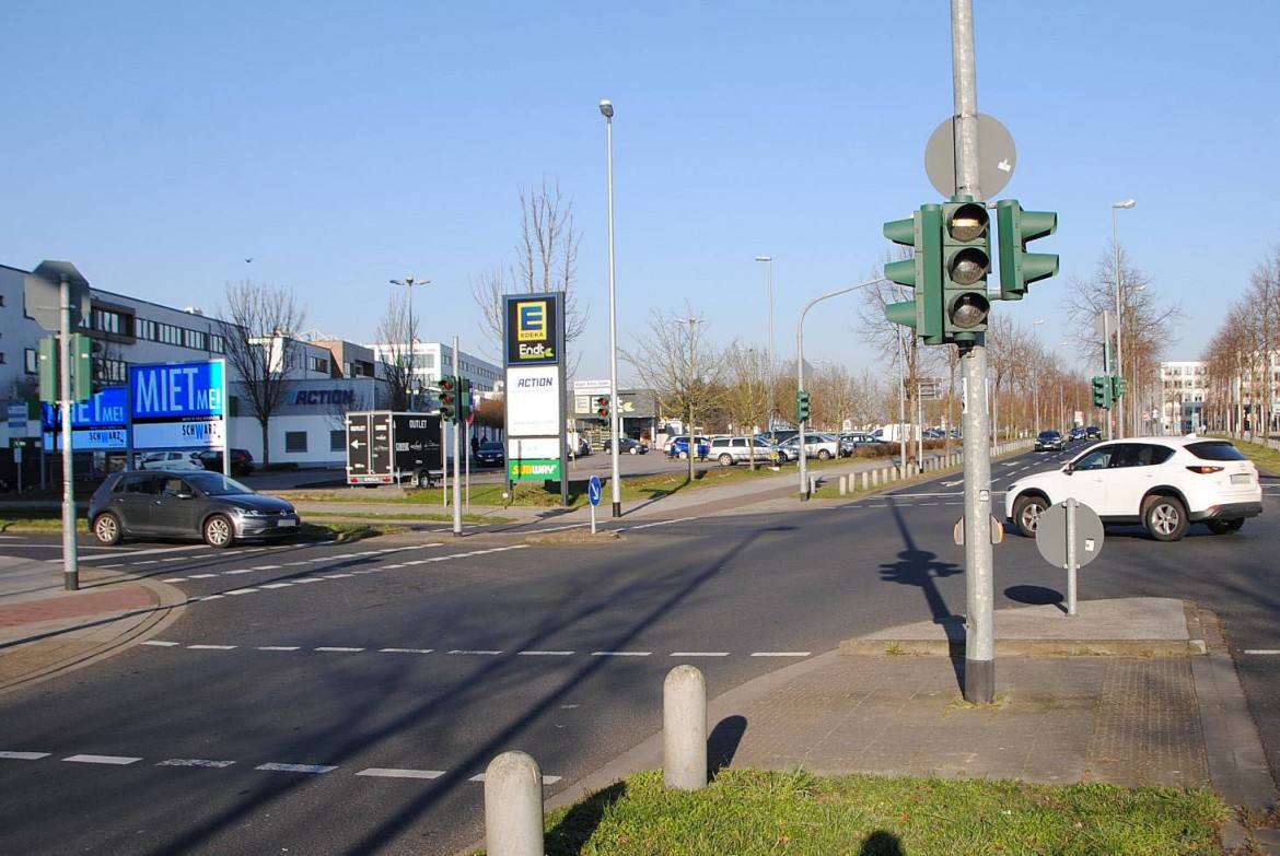 Helmut-Grashoff-Str. 1 /E-Center/linke Einf/rts (Si Str)