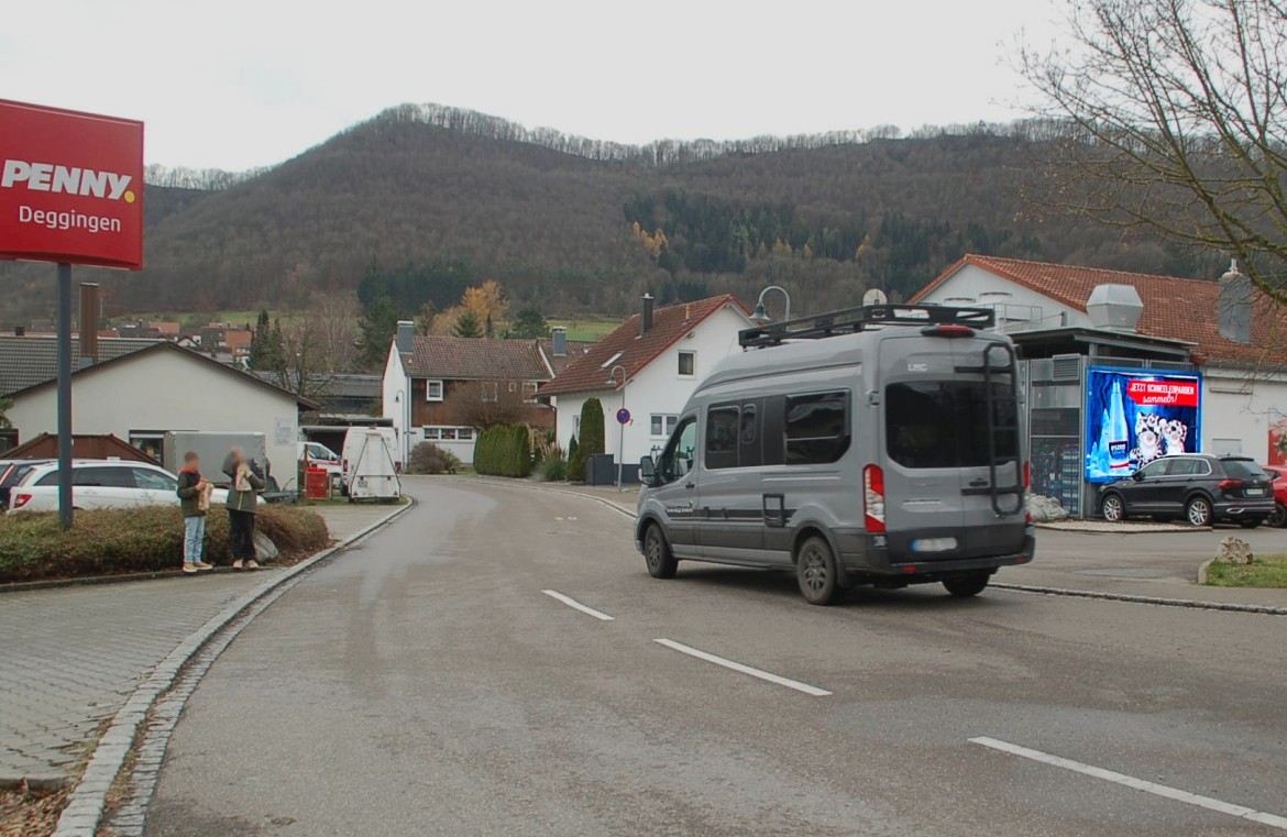 Geislinger Str. 20 /Edeka/Einfahrt (quer zur Str)