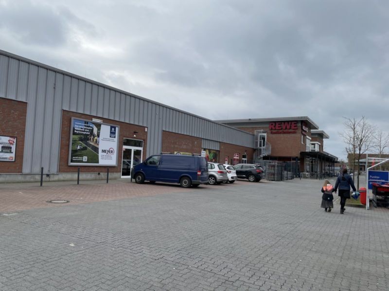 Zinnh?tte 11-13  / Rewe li. nh. Eing.