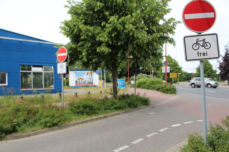 Burgdorfer Str. (B 443)  / Stackmannstr. quer li.