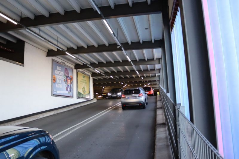 Wolfgang-Brumme-Allee 27  / Mercarden EKZ / Ein.-/Ausf. re.