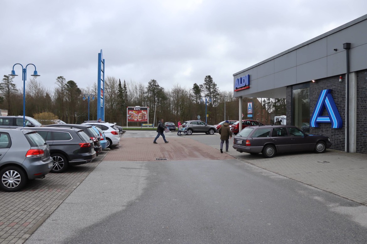 Flensburger Chaussee  / neb. Einf. EKZ Si. (PP)