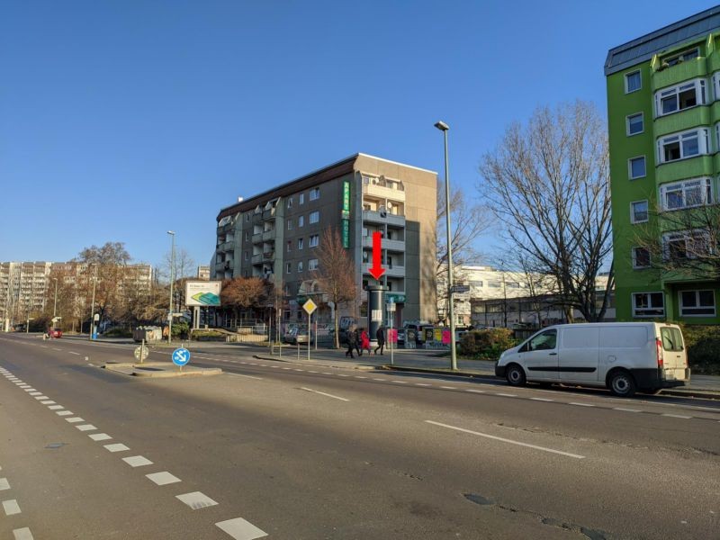 Str. der Pariser Kommune 18 f vor Wriezener Karree