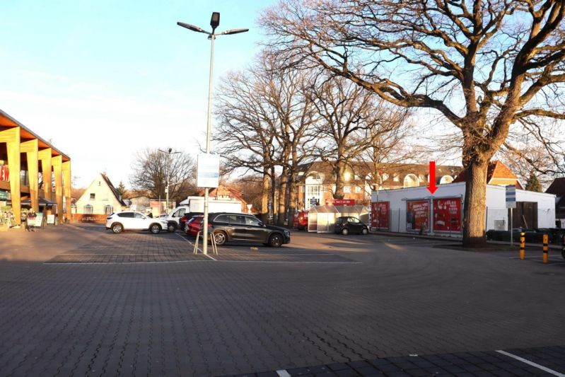 Segeberger Chaussee 140  / geg. Eing. Rewe re.