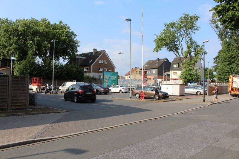 Gneisenaustr. 2-4  /  v. Eing. re.