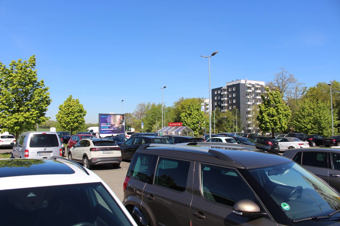H?selerstr. 61-73  / Sto. 2 li. vor Eing.
