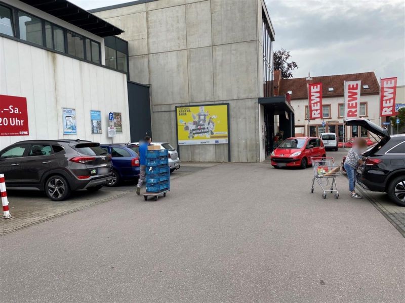 Bahnhofstr.   9/REWE li. neb. Eing.
