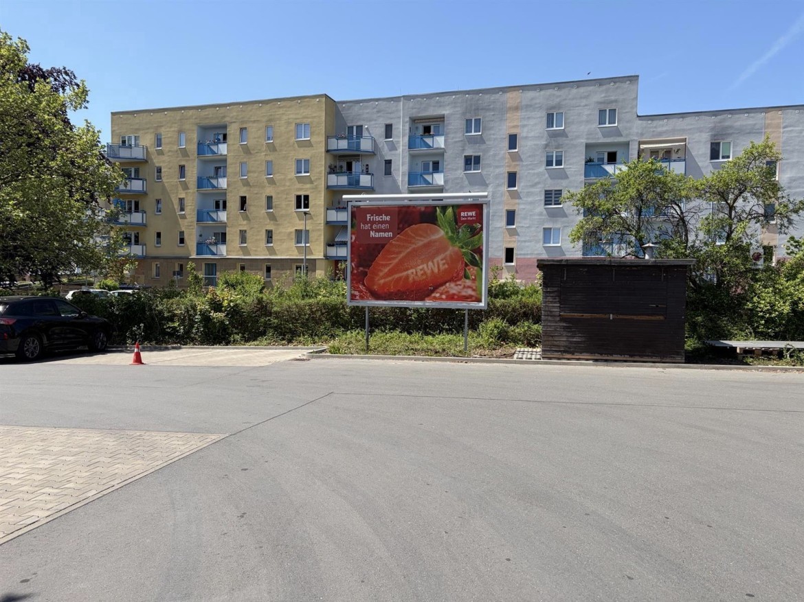 Neustädter Str.  42 li. vom REWE Eing.