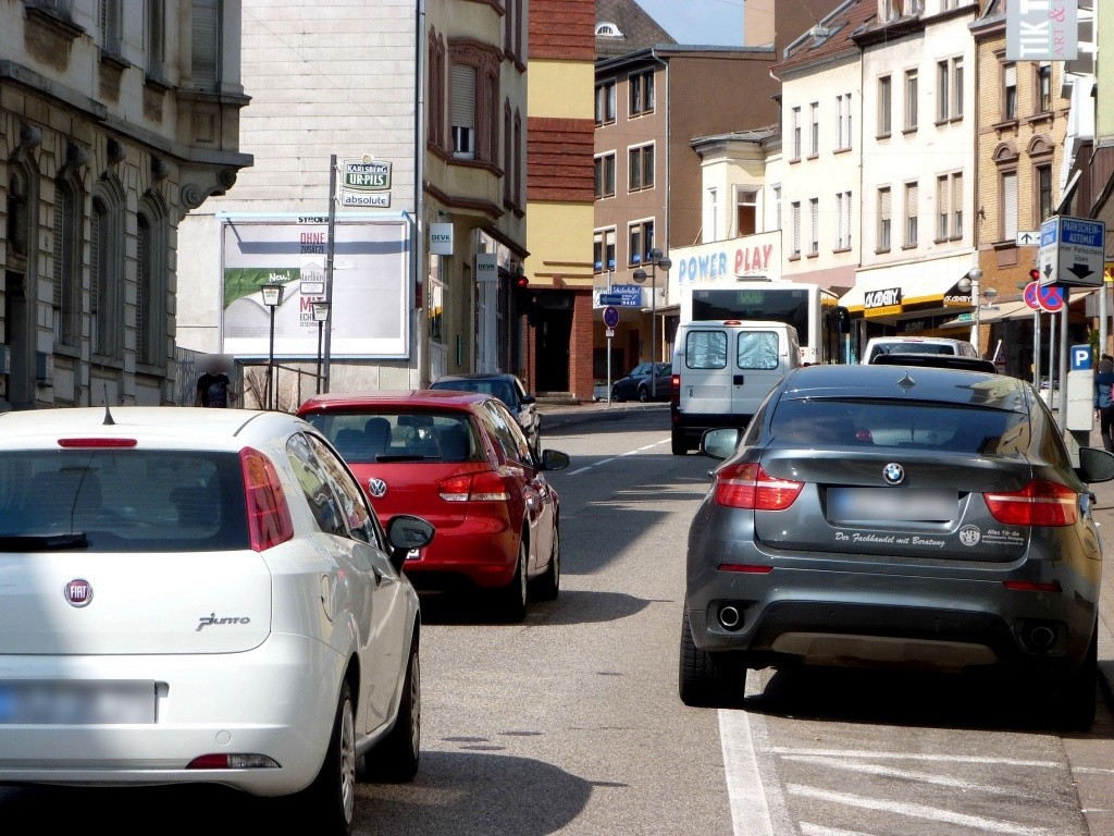 Karl-Janssen-Str.  32 li. quer