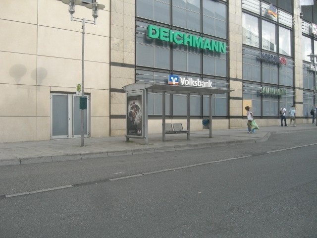 Am Bahnhof/ICE Gebäude mi./We.li.