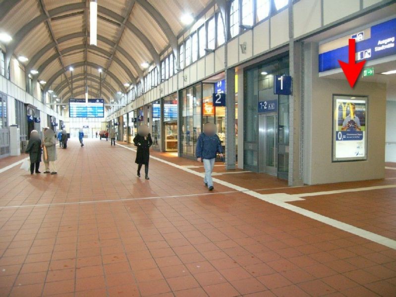 Hbf, Personenüberführung, Fahrstuhlw. Seite Gl. 1