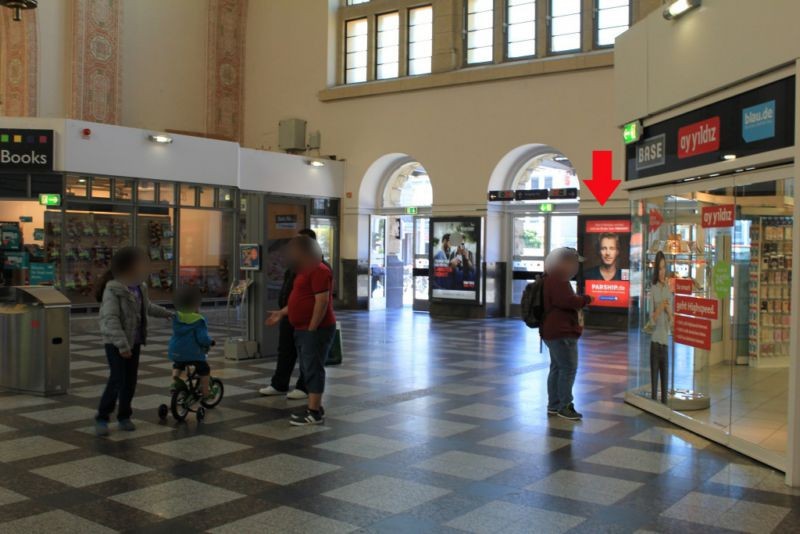 Hbf, EH, am Ausg. zum Vorplatz, re.