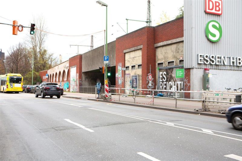 Hbf, Seiteneing. Nord, Wand li. vom Eing.