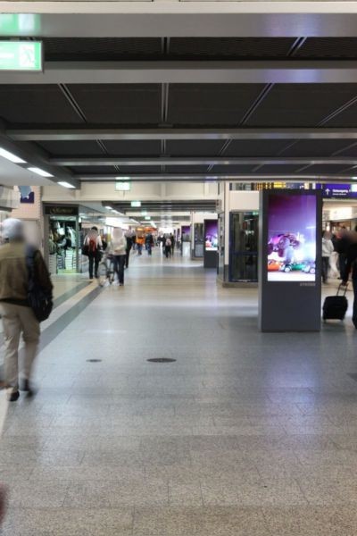 Hbf, Hauptpassage, zw. den 6 Aufzügen, 3