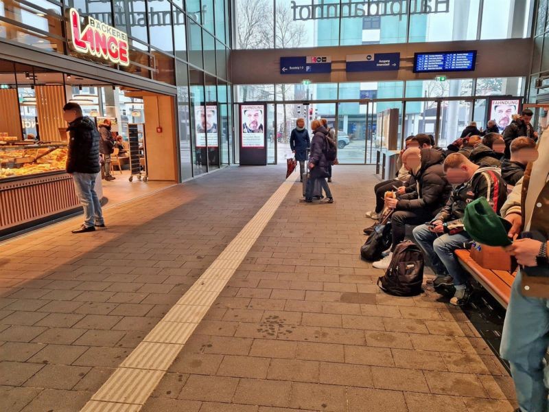 Hbf, Ausg. Empfangshalle links