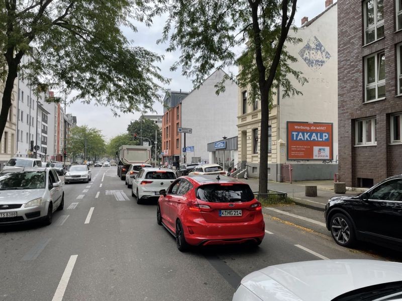 Neusser Str. 378 re. quer Nh. Netto