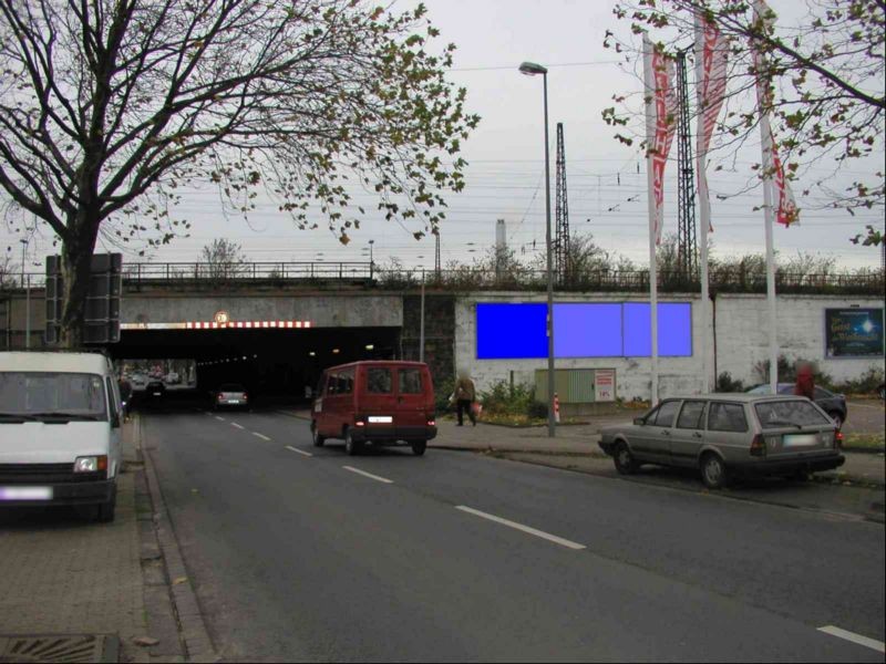 Wilmsstr./Nh. Duisburger Str./Bahn-Ufg./quer