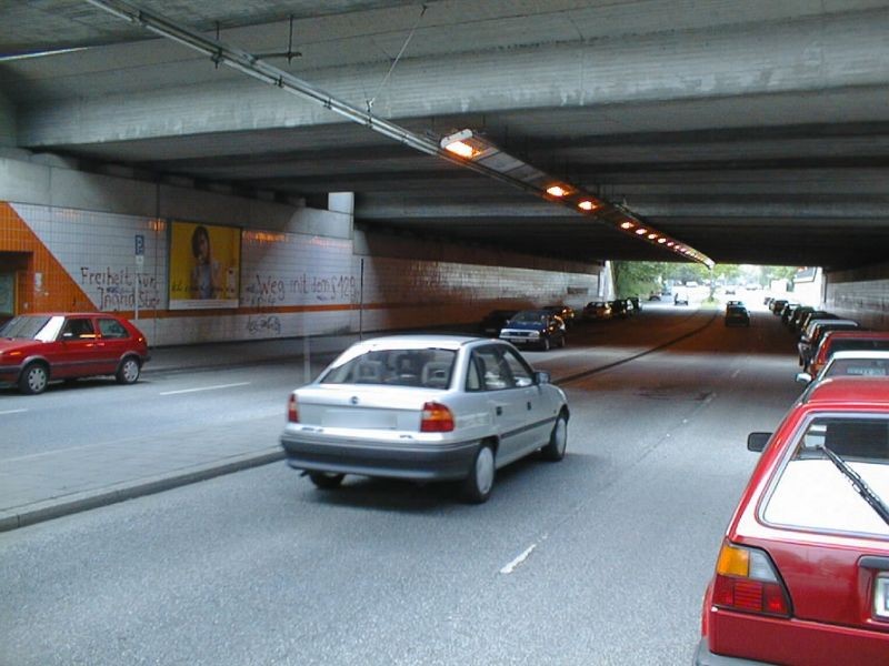 Bessemerstr./re. neb. Eing. S-Bf