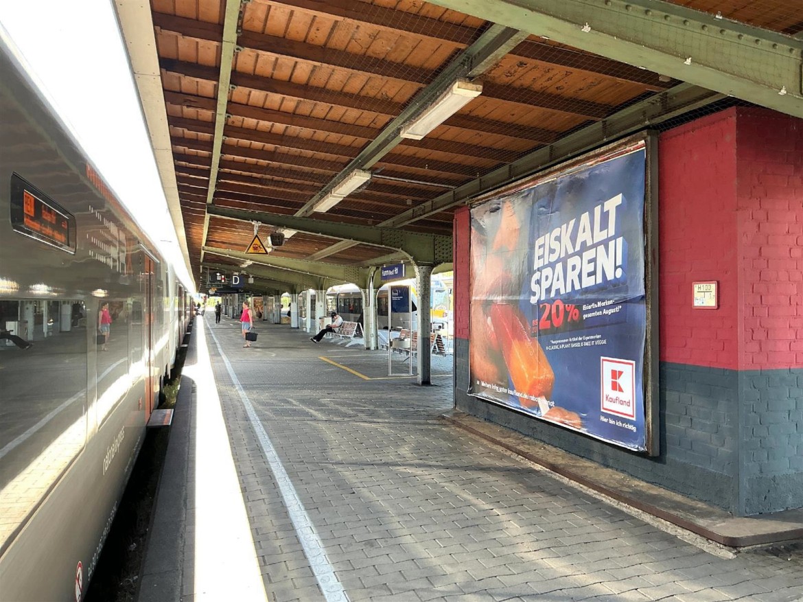 Bf, Bstg., Gleis 10 , an Aufzugswand