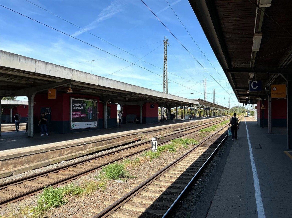 Bf, Bstg., Gleis 5, an Aufzugswand