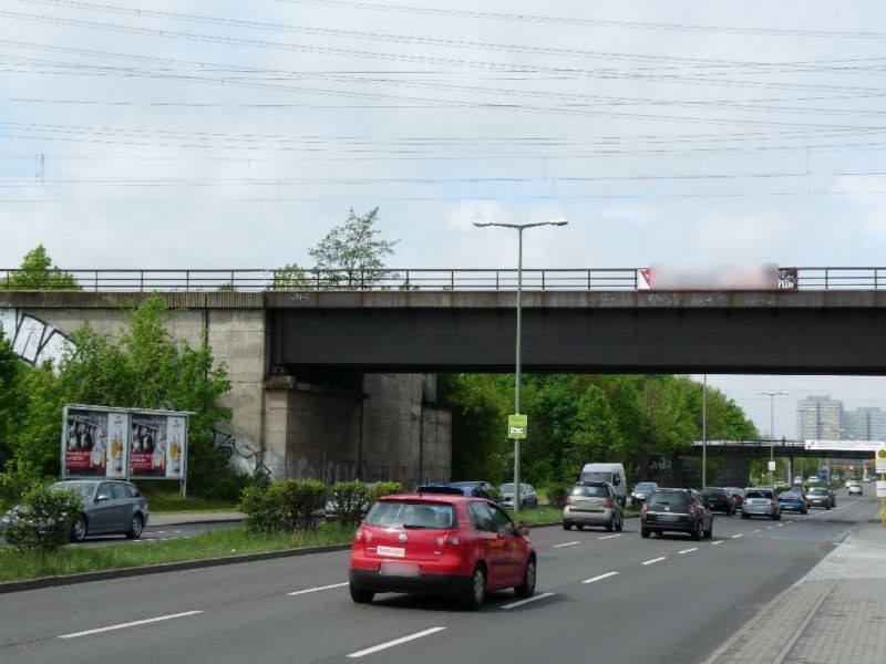 Alt-Friedrichsfelde  62a hinter DB-Brücken saw.