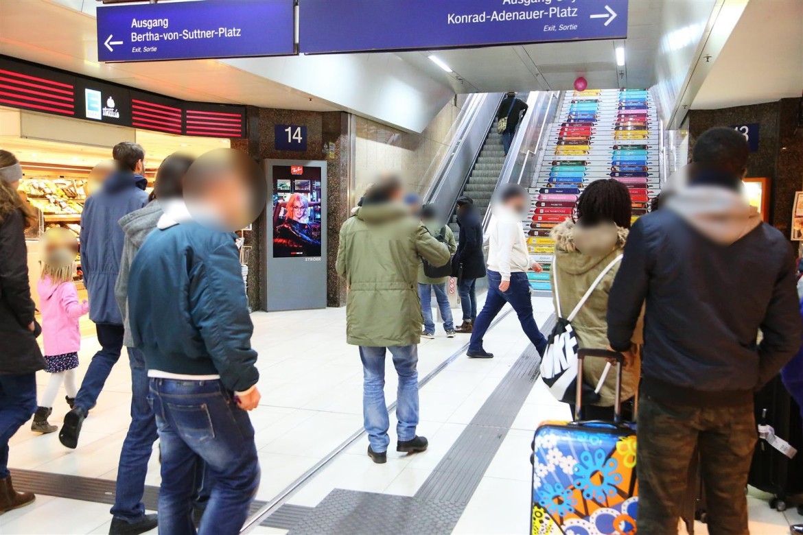 Hbf, Passage, vor Aufg. Gl. 13/14, Süds. li.