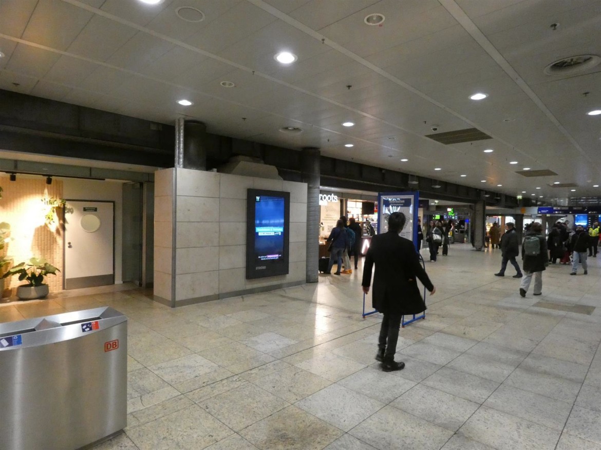 Hbf, Markthalle, mittig an Pfeiler