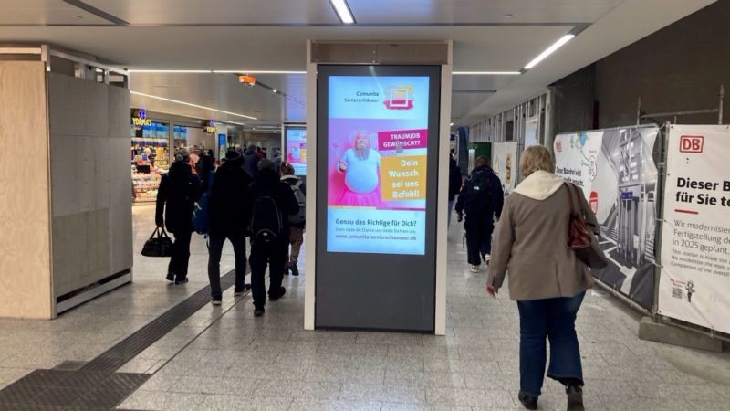 Hbf,Überg.z.U-Bahn,Säule4 m.Bild z.U-Bahnabg.