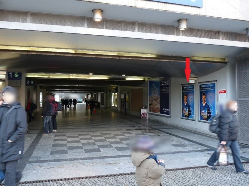 S-Bf Spandau, re.v. Eing. Seegefelder Str., 3.Sto.