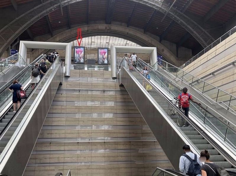Hbf, Ausg. City Tunnel, Geländer li.