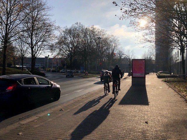 Ruhrallee   1-3 vor Landesbehördenhaus/We.re.