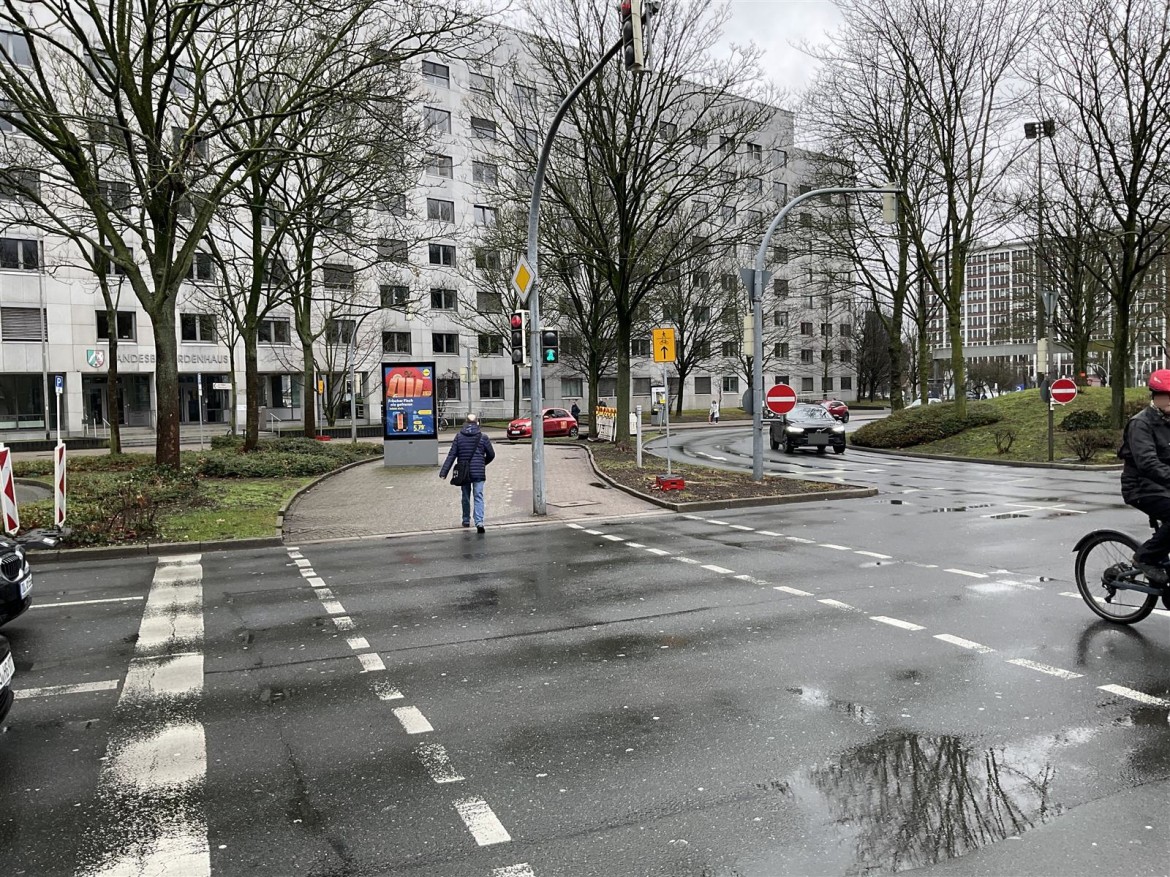 Ruhrallee geg. 1-3/Mittelinsel/Ri. Gericht