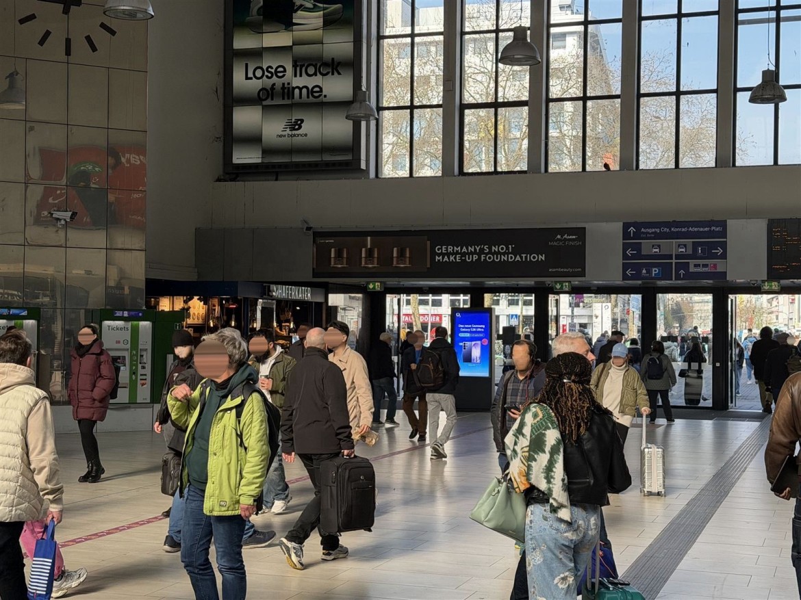 Hbf, EH, vor Hauptausgang, links
