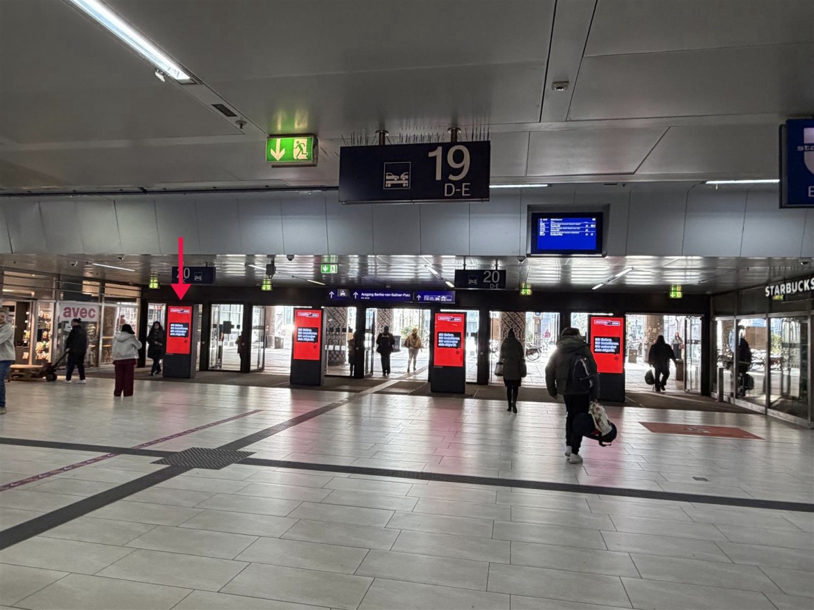Hbf, EH, vor Ausg. Bertha-von-Suttner-Pl., li.
