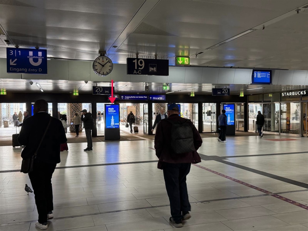 Hbf, EH, vor Ausg. Bertha-von-Suttner-Pl., mi. li.