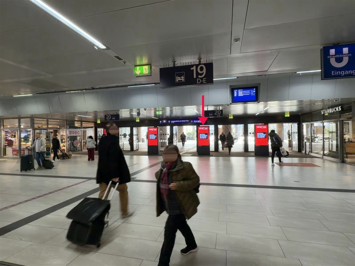 Hbf, EH, vor Ausg. Bertha-von-Suttner-Pl., mi. re.