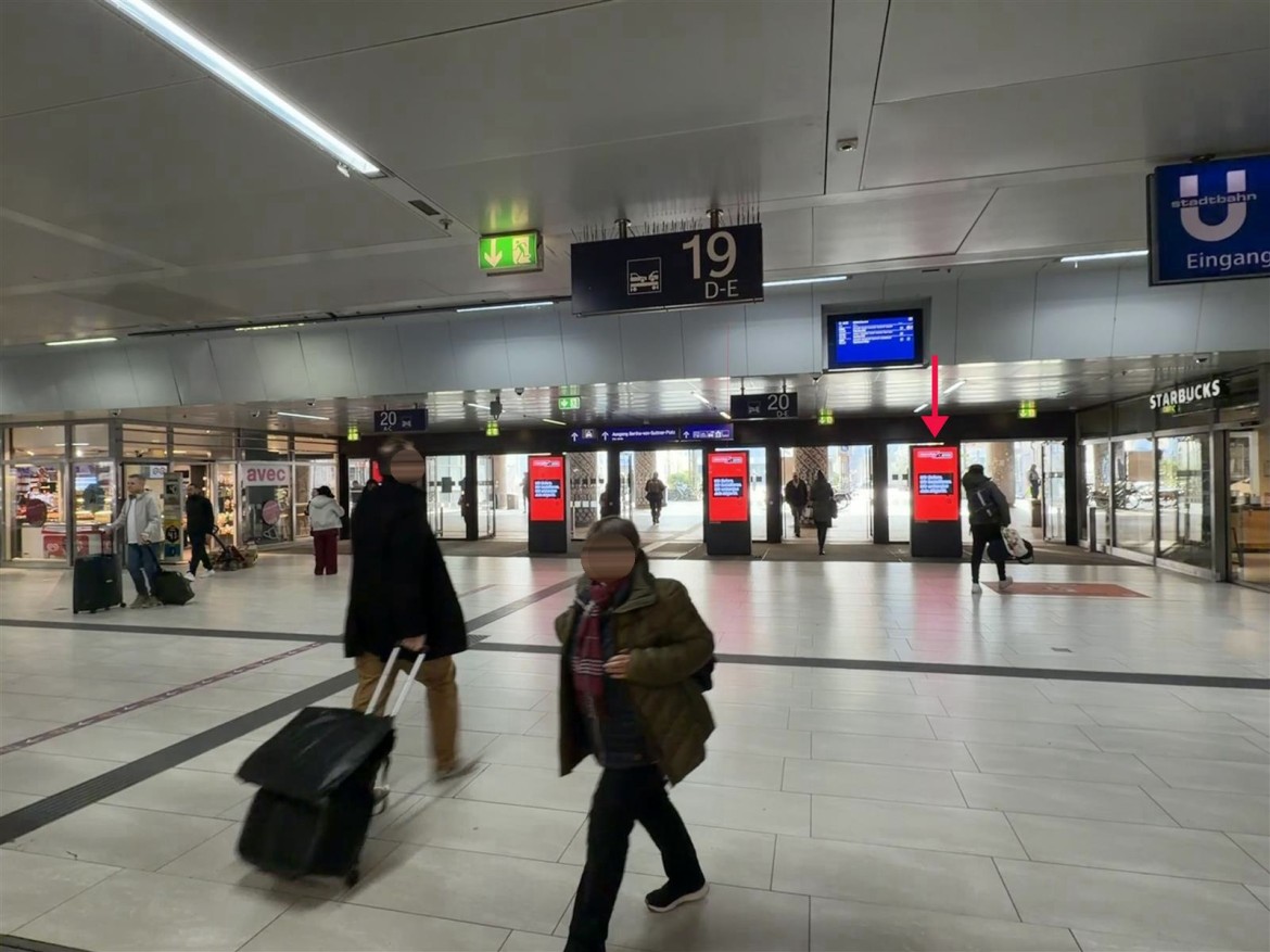 Hbf, EH, vor Ausg. Bertha-von-Suttner-Pl., re.