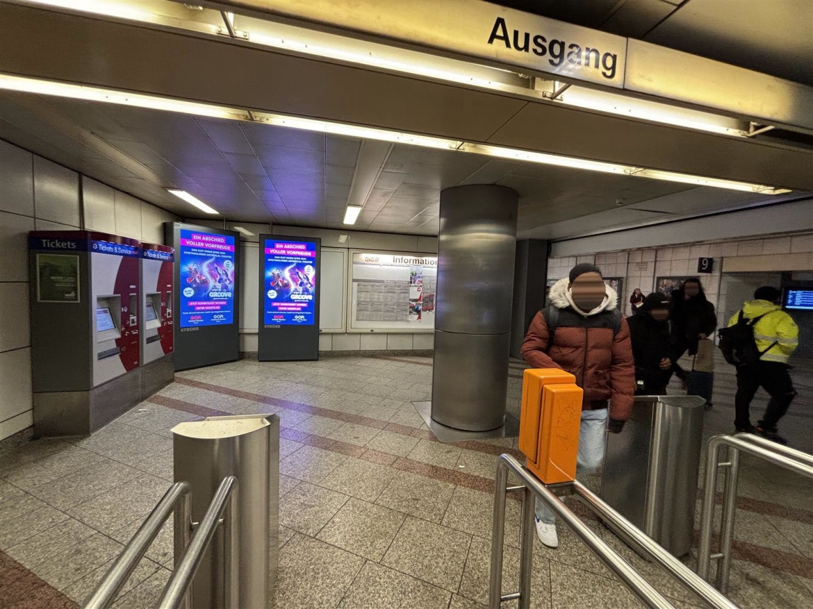 Hbf, Abgang U-Bahn ggü. Abgang vor Vitrine